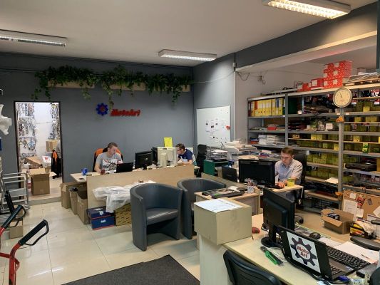 Sklep MotoArt - personel przy pracy
